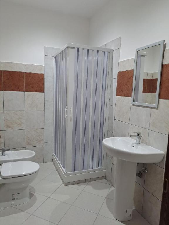 a bathroom with two sinks and a shower at Agriturismo Tenuta Pavoni in Castelliri
