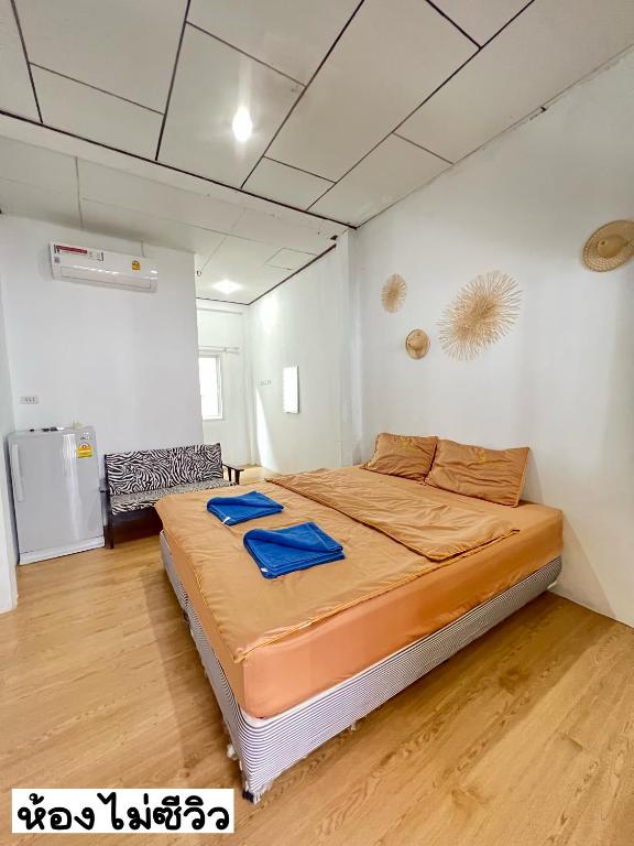 Postel nebo postele na pokoji v ubytování แลเล เกาะล้าน