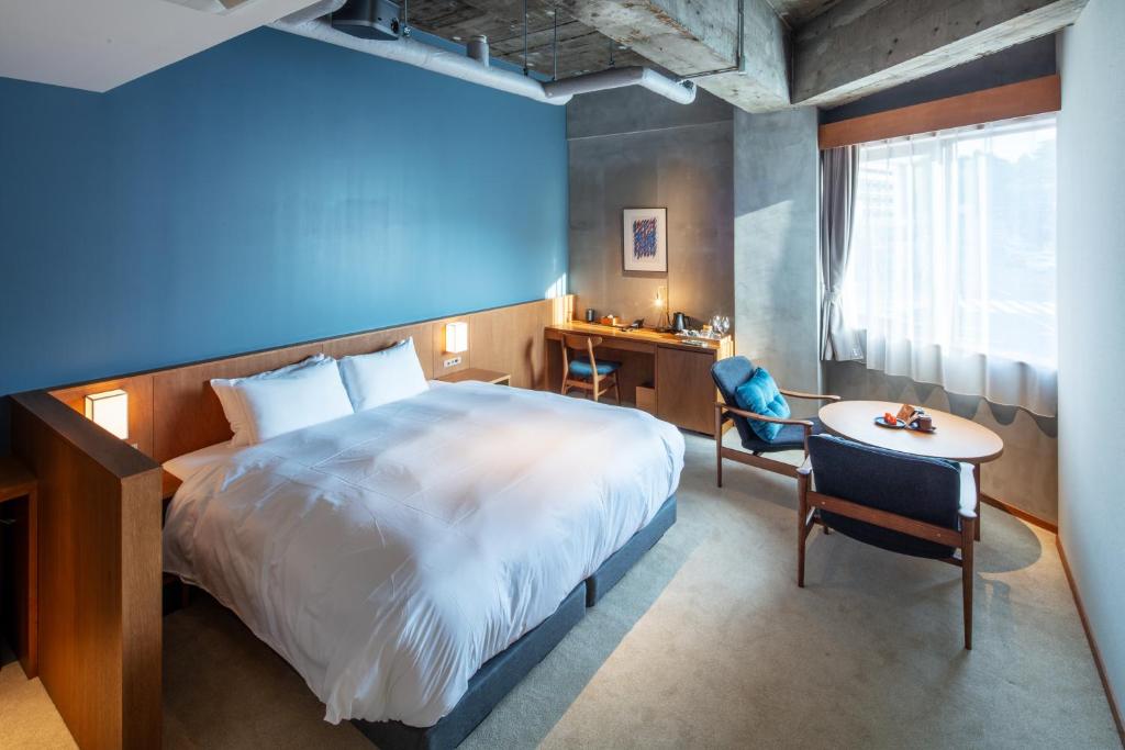 Postel nebo postele na pokoji v ubytování HOTEL AO Kanazawa