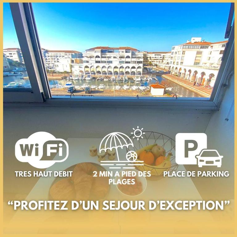 une fenêtre avec vue sur la ville dans l'établissement T3 Cosy et Confortable à deux pas des Plages, à Sète