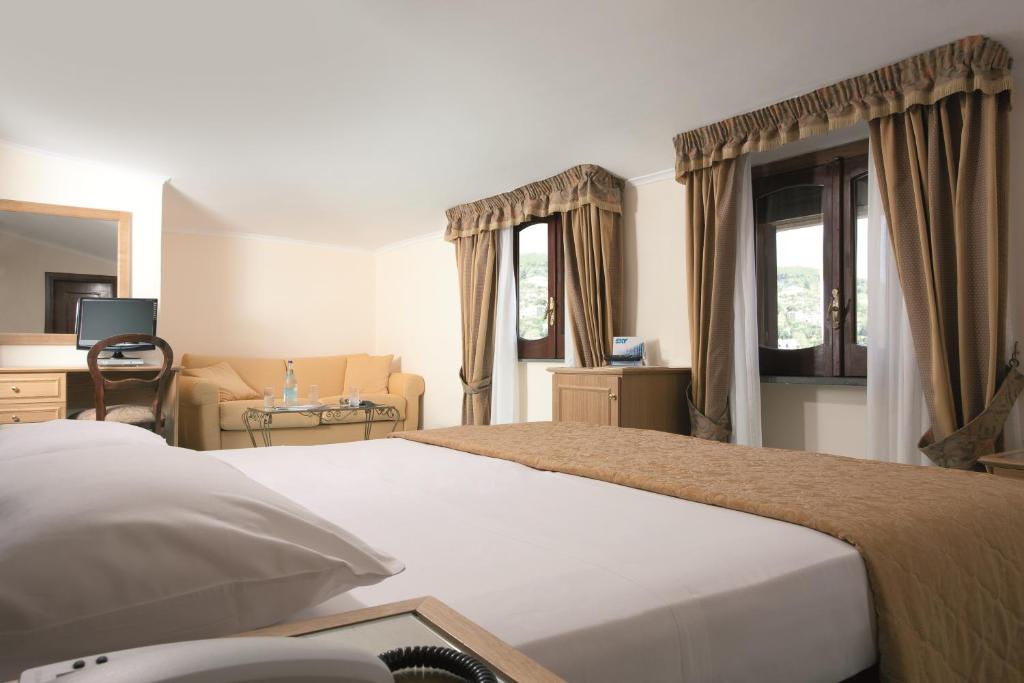 Posteľ alebo postele v izbe v ubytovaní Hotel Iaccarino