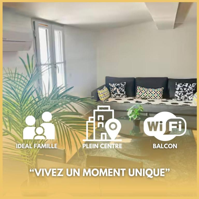 - un salon avec un canapé dans l'établissement Somptueux T3 neuf centre ville, à Sète