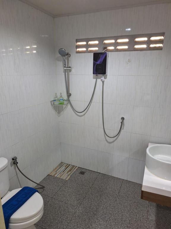 Koupelna v ubytování Lalisa Hotel Aonang