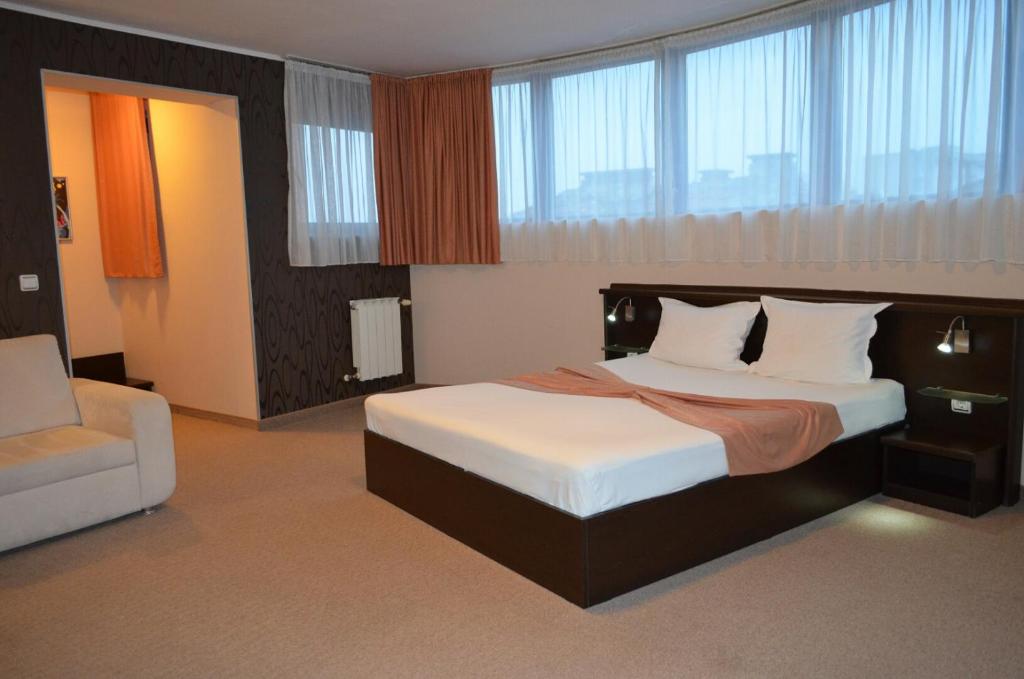 Llit o llits en una habitació de Riverside Family Hotel