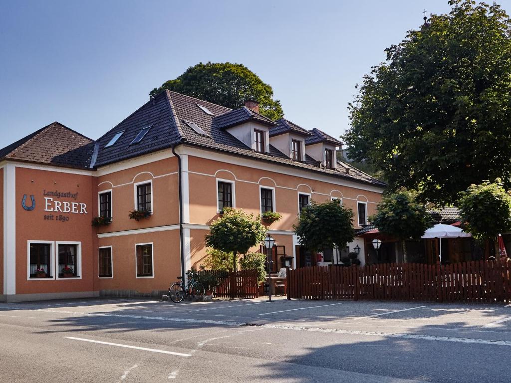 ein großes Gebäude mit einem Zaun davor in der Unterkunft Landgasthof Erber in Zelking