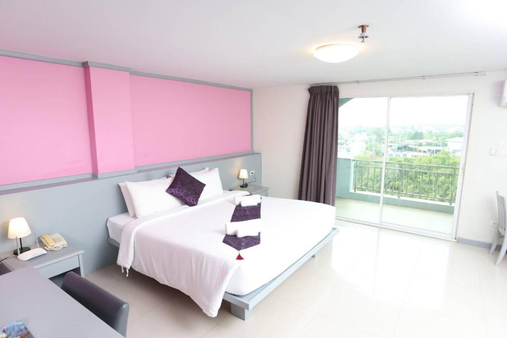 Postel nebo postele na pokoji v ubytování Convenient Grand Plus Hotel Suvarnabhumi