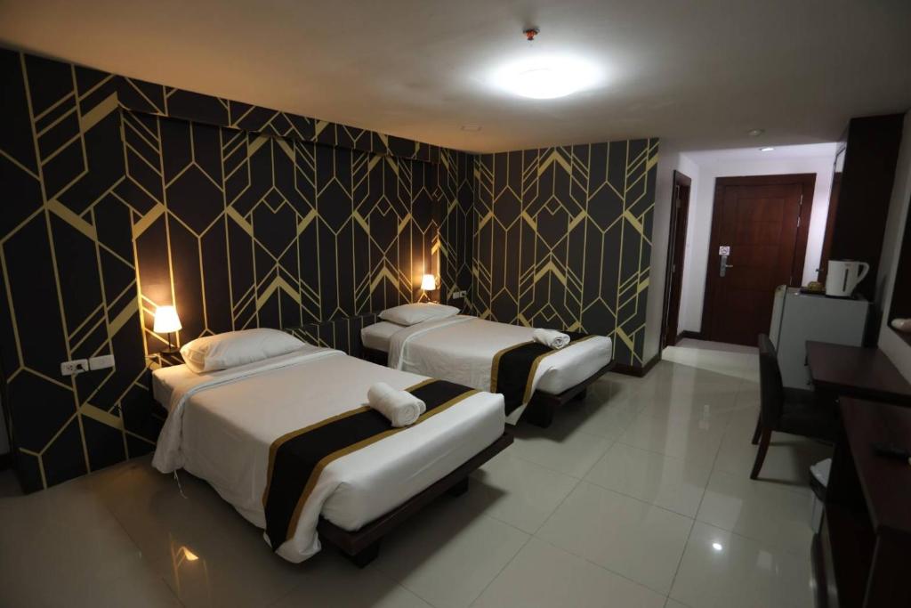 Postel nebo postele na pokoji v ubytování Convenient Grand Plus Hotel Suvarnabhumi