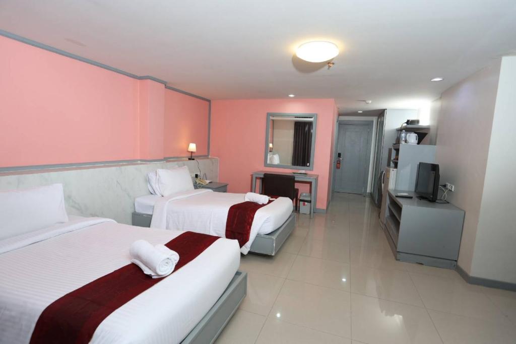 Postel nebo postele na pokoji v ubytování Convenient Grand Plus Hotel Suvarnabhumi