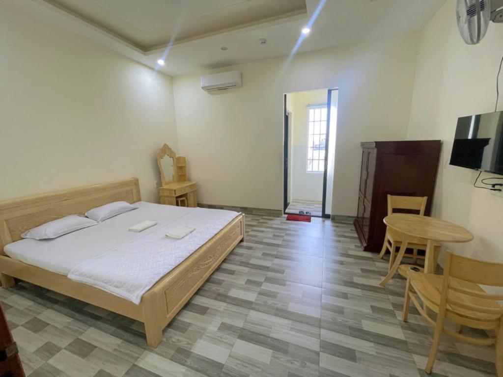 Postel nebo postele na pokoji v ubytování Nhà Nghỉ B42-43