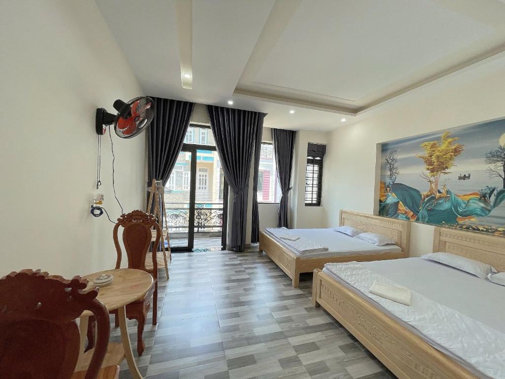 Postel nebo postele na pokoji v ubytování Nhà Nghỉ B42-43