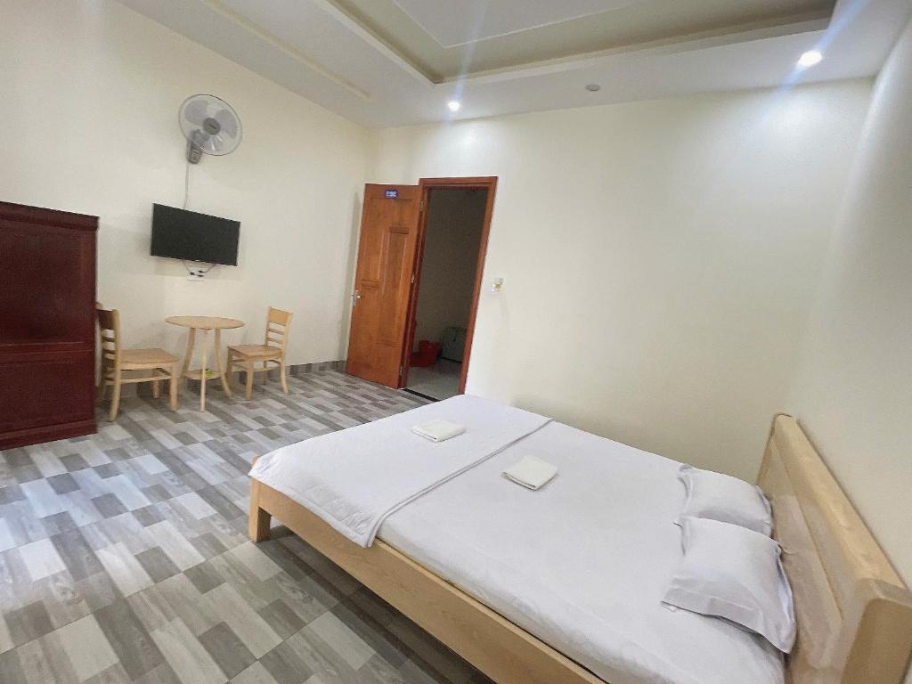 Postel nebo postele na pokoji v ubytování Nhà Nghỉ B42-43