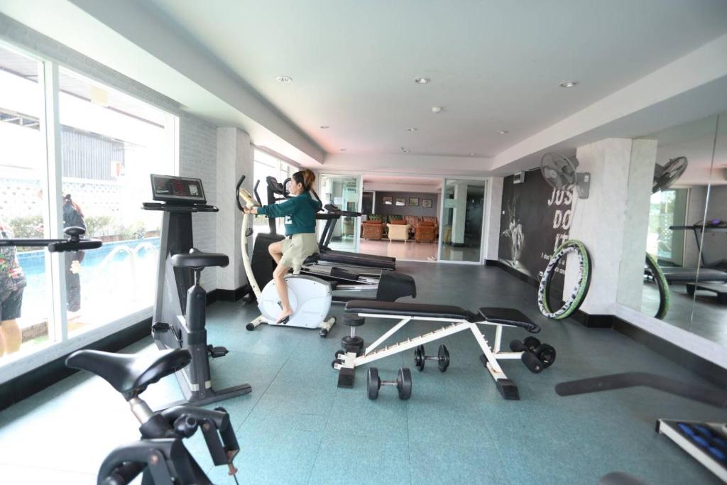 Fitness centrum a/nebo fitness zařízení v ubytování Convenient Grand Plus Hotel Suvarnabhumi