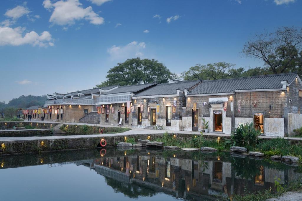 Gujiang旧雨新知民宿钓源店的靠近水体的建筑物