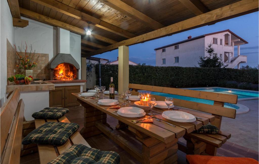 Bazén v ubytovaní Holiday Home Loborika 44 alebo v jeho blízkosti