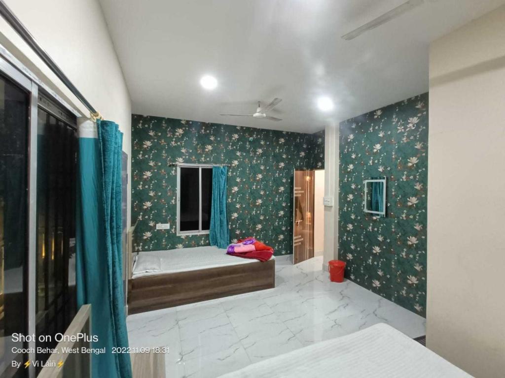 Un baño con bañera en una habitación. en Hotel O Embassy, en Kuch Bihār