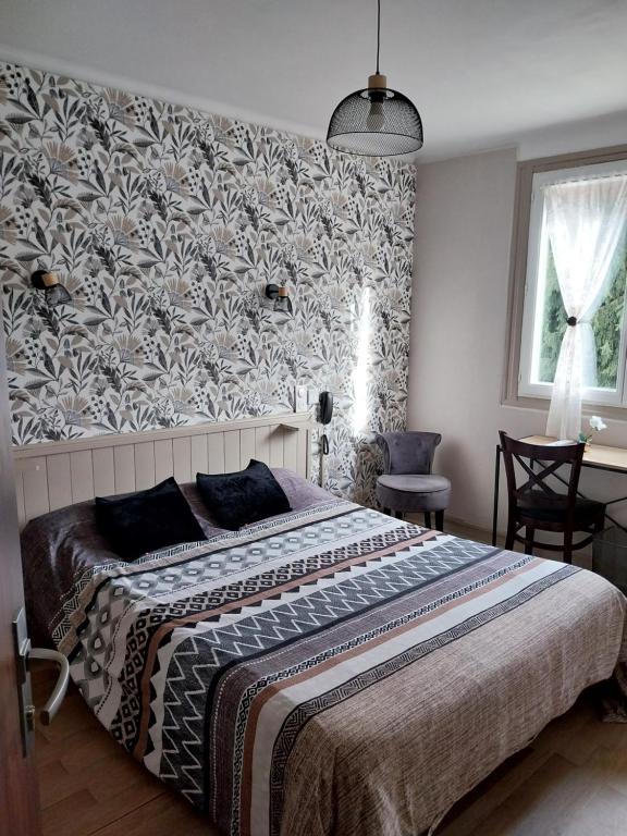 Postel nebo postele na pokoji v ubytování Hôtel les Deux Cols