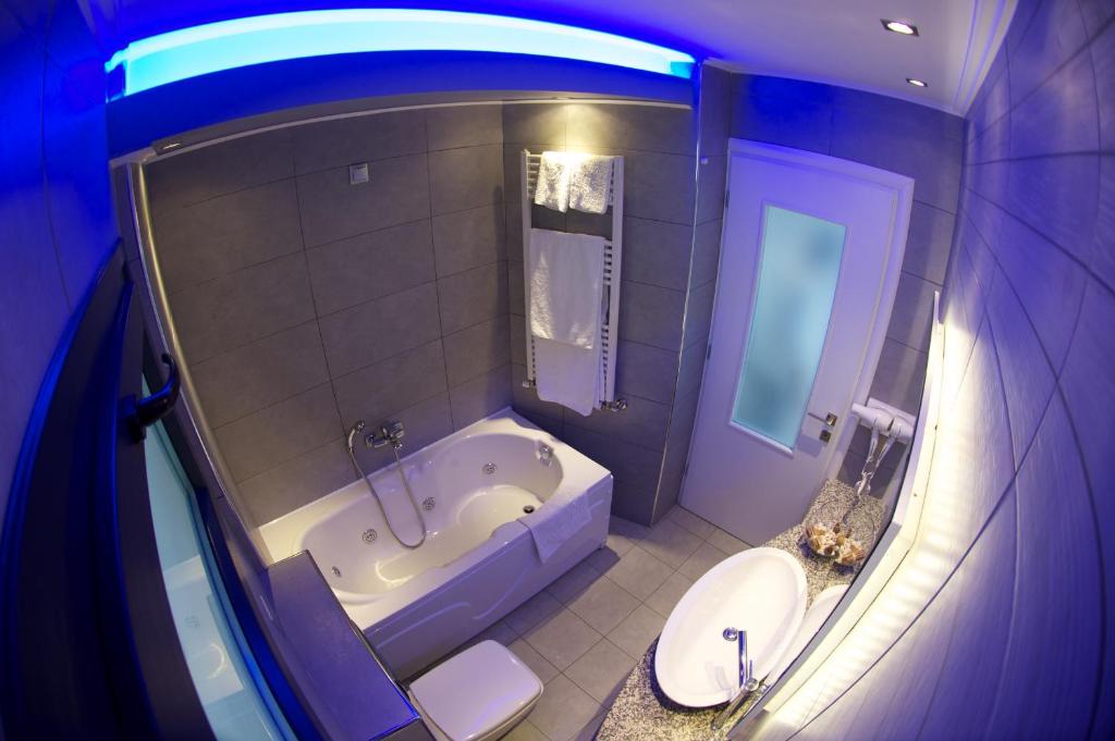 Koupelna v ubytování Kymata Hotel