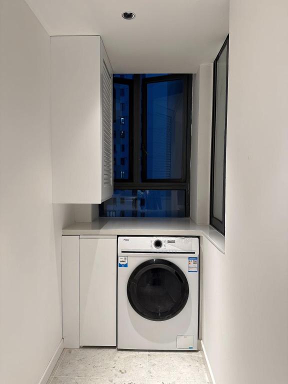 EHUB - Modern Rare 4-Bedroom APT, 50m from subway - Appartamento Con Due Camere Da Letto E Balcone