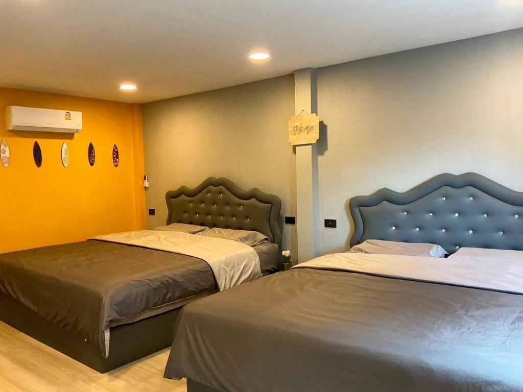 チャンタブリーにあるLajida pool villaのベッドが2つある部屋にベッドが2つあります sidx sidx sidx sidx