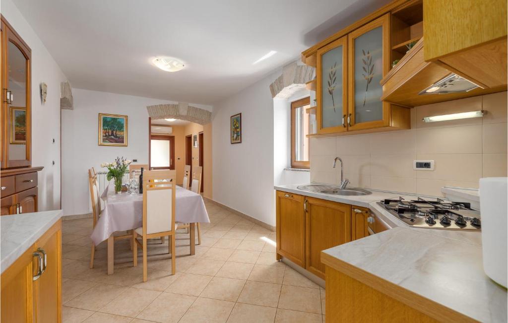 Kuchyňa alebo kuchynka v ubytovaní Holiday Home Labin 42