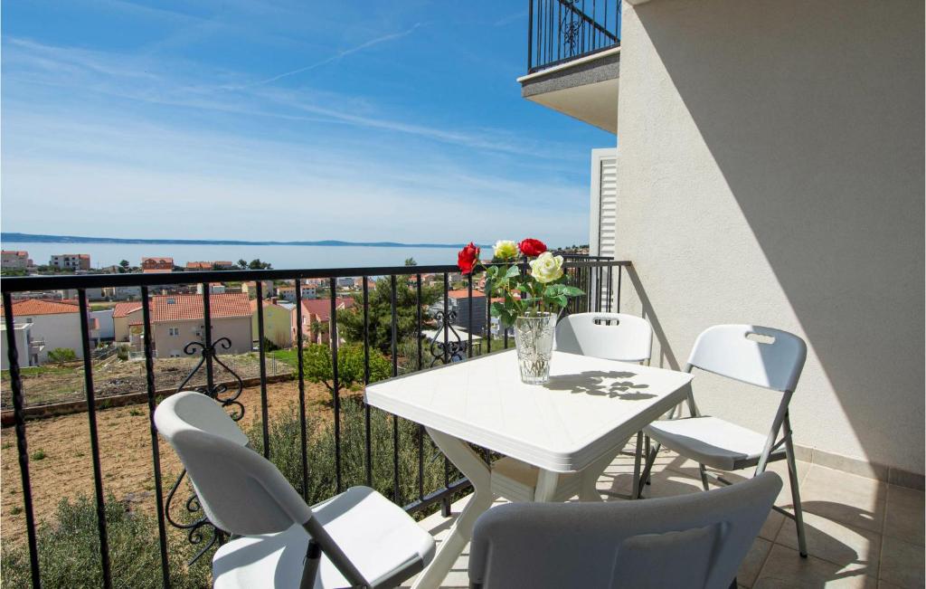 3 Bedroom Cozy Apartment In Podstrana