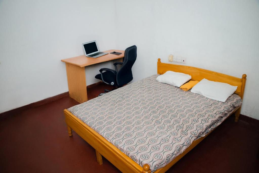 Postel nebo postele na pokoji v ubytování Surf Hostel Hiriketiya