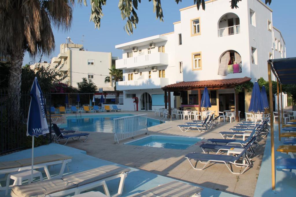 Bazén v ubytování Harriets Apartments nebo v jeho okolí
