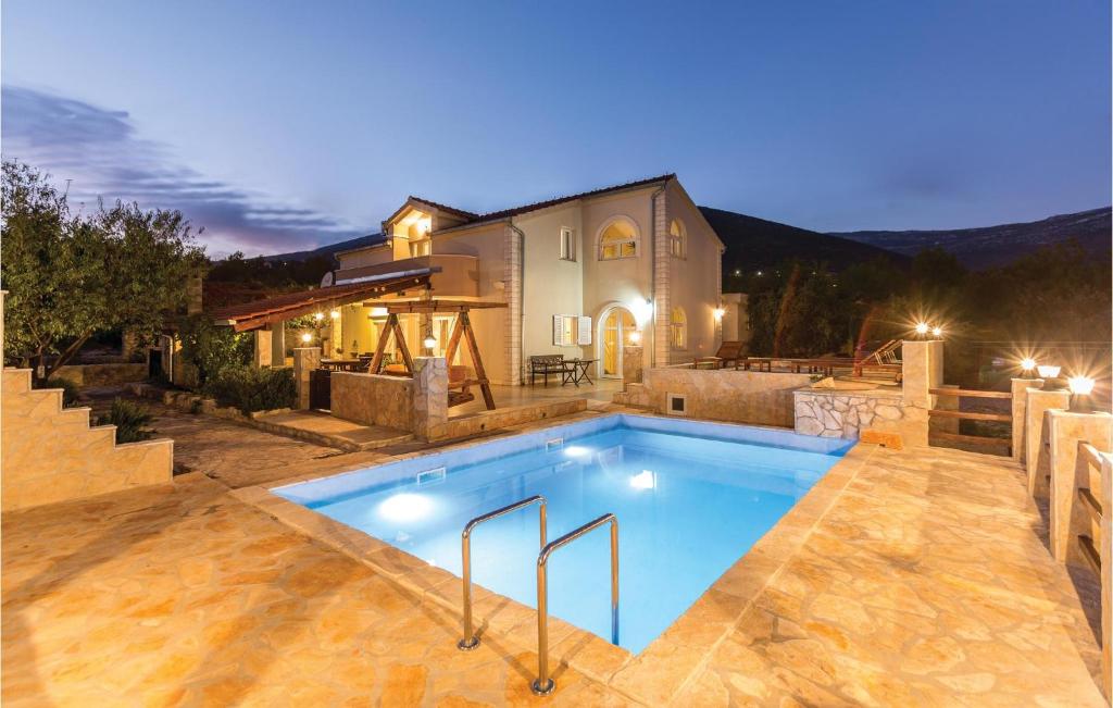 Bazén v ubytovaní Four-Bedroom Holiday Home In Kastel Novi alebo v jeho blízkosti
