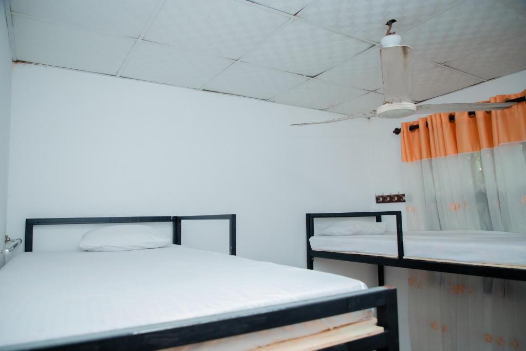 Postel nebo postele na pokoji v ubytování Surf Hostel Hiriketiya