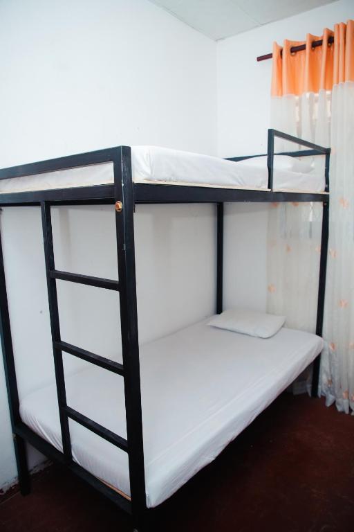 Postel nebo postele na pokoji v ubytování Surf Hostel Hiriketiya