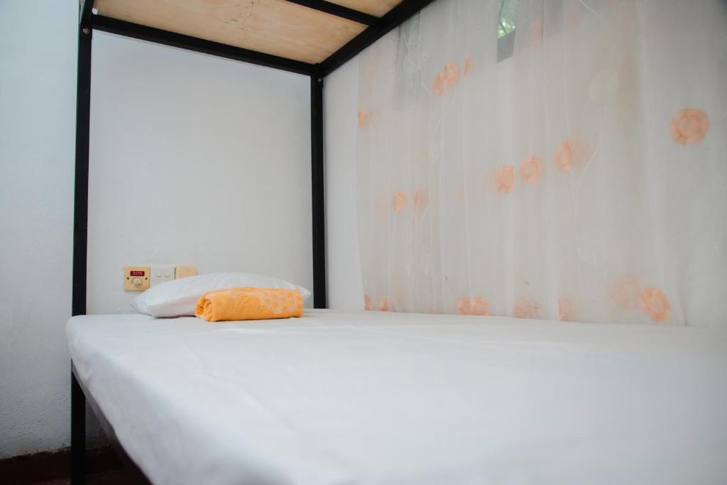 Postel nebo postele na pokoji v ubytování Surf Hostel Hiriketiya
