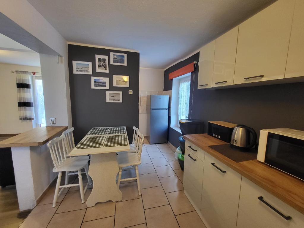 Kuchyň nebo kuchyňský kout v ubytování Mały Domek w Karkonoszach