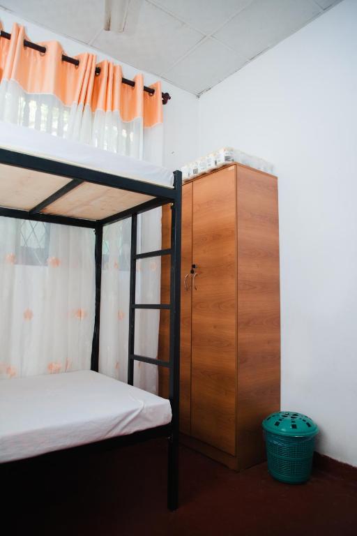 Postel nebo postele na pokoji v ubytování Surf Hostel Hiriketiya