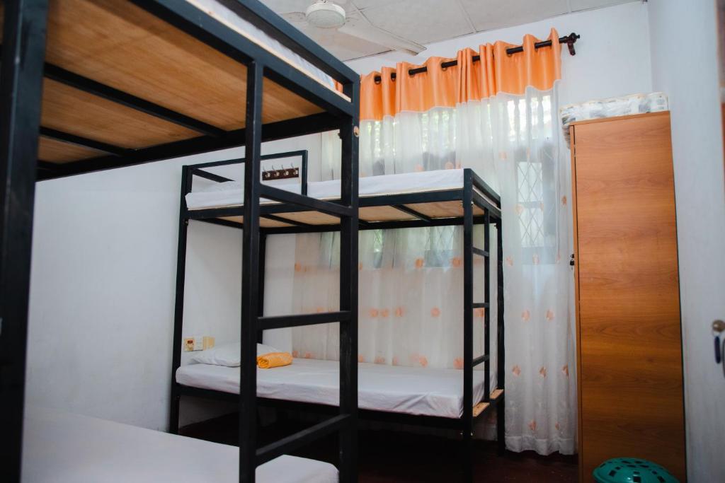 Postel nebo postele na pokoji v ubytování Surf Hostel Hiriketiya