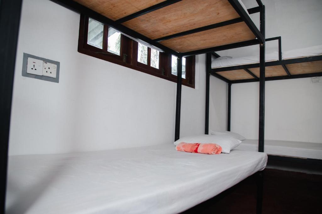 Postel nebo postele na pokoji v ubytování Surf Hostel Hiriketiya