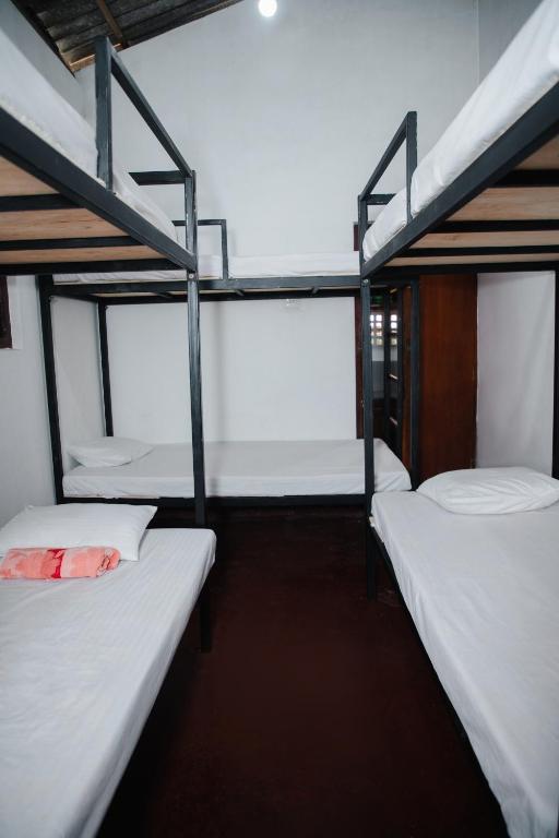 Postel nebo postele na pokoji v ubytování Surf Hostel Hiriketiya