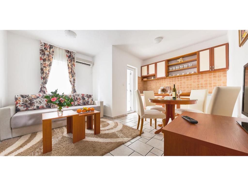 un soggiorno con divano e tavolo di Blue Mare Apartment a Petrovac na Moru