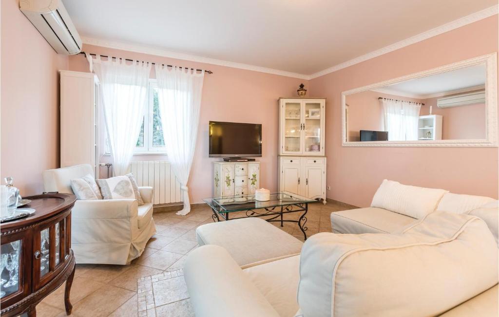 Televízia a/alebo spoločenská miestnosť v ubytovaní Four-Bedroom Holiday Home In Kastel Novi