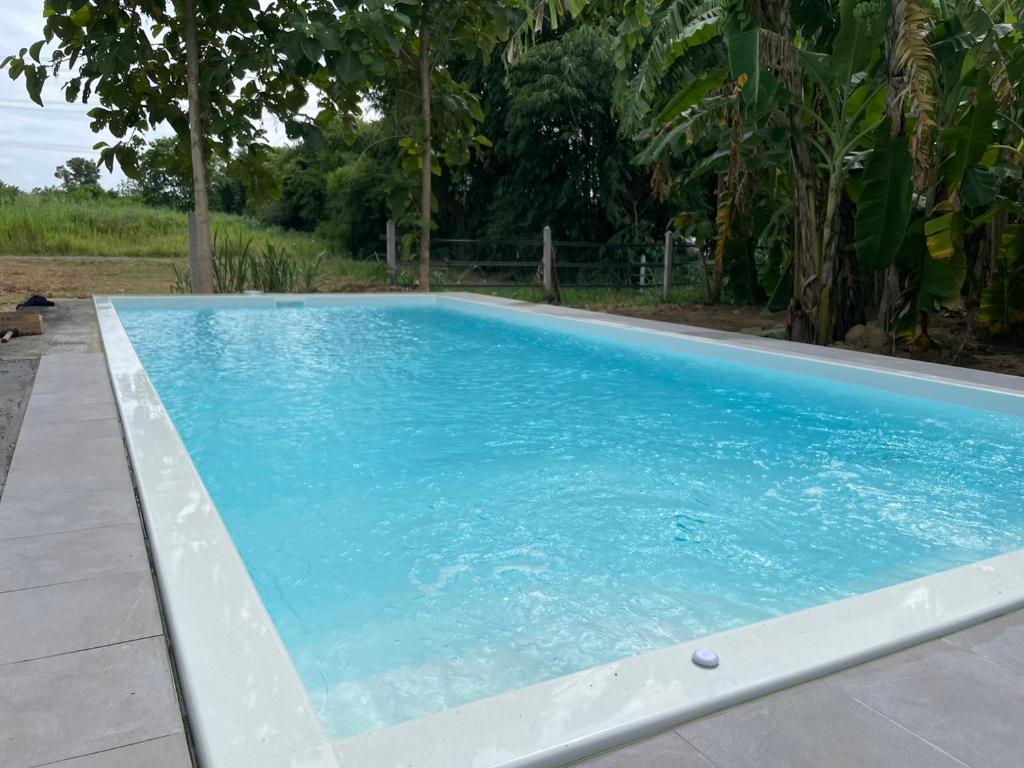 una grande piscina con acqua azzurra di Pool Dara Resort a Hua Hin