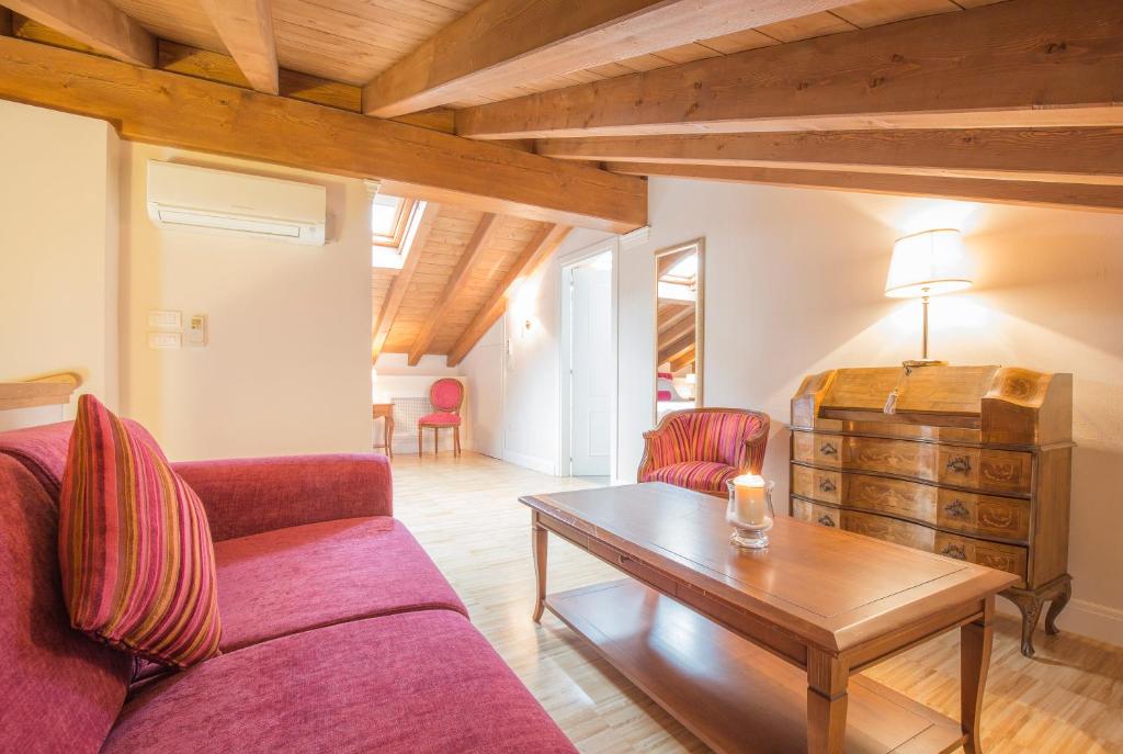 Lady Capulet Apartments - 9