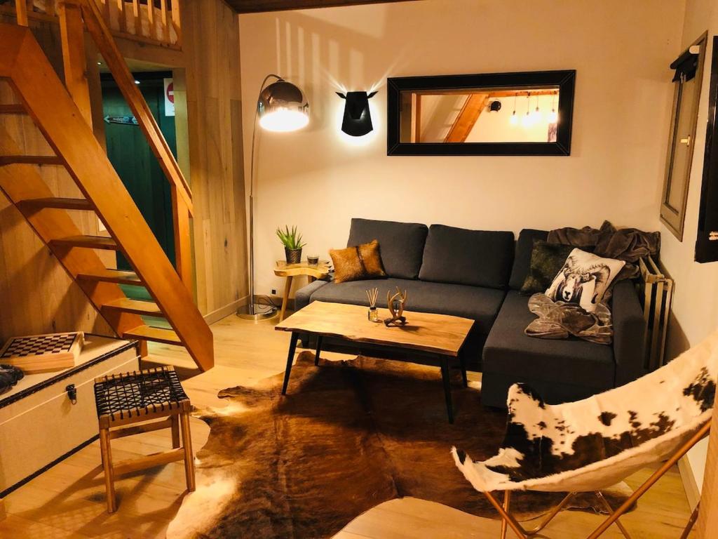 un salon avec un canapé et une table dans l'établissement Cosy duplex with Hammam-Steamroom in Rochebrune, à Megève