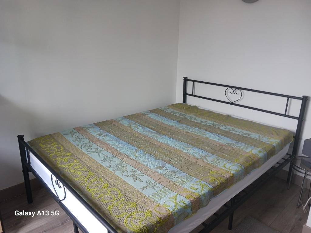 - un lit doté d'une couette dans l'établissement Maison a etage, au Le Verdon-sur-Mer