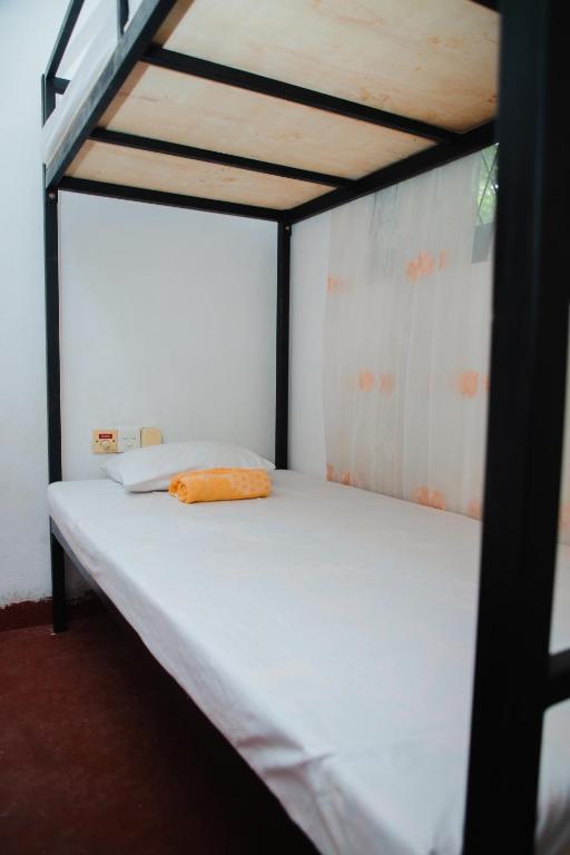 Postel nebo postele na pokoji v ubytování Surf Hostel Hiriketiya