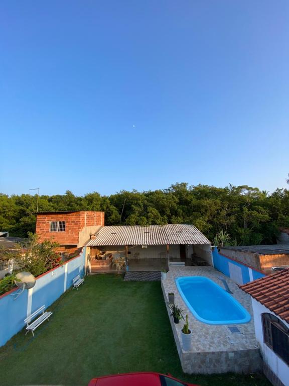 an aerial view of a backyard with a swimming pool at casa de praia pontal do Piraquiaçu in Aracruz