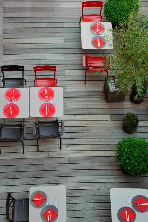 an overhead view of tables and chairs on a patio at L’Échappée Belle in LʼIsle-Jourdain