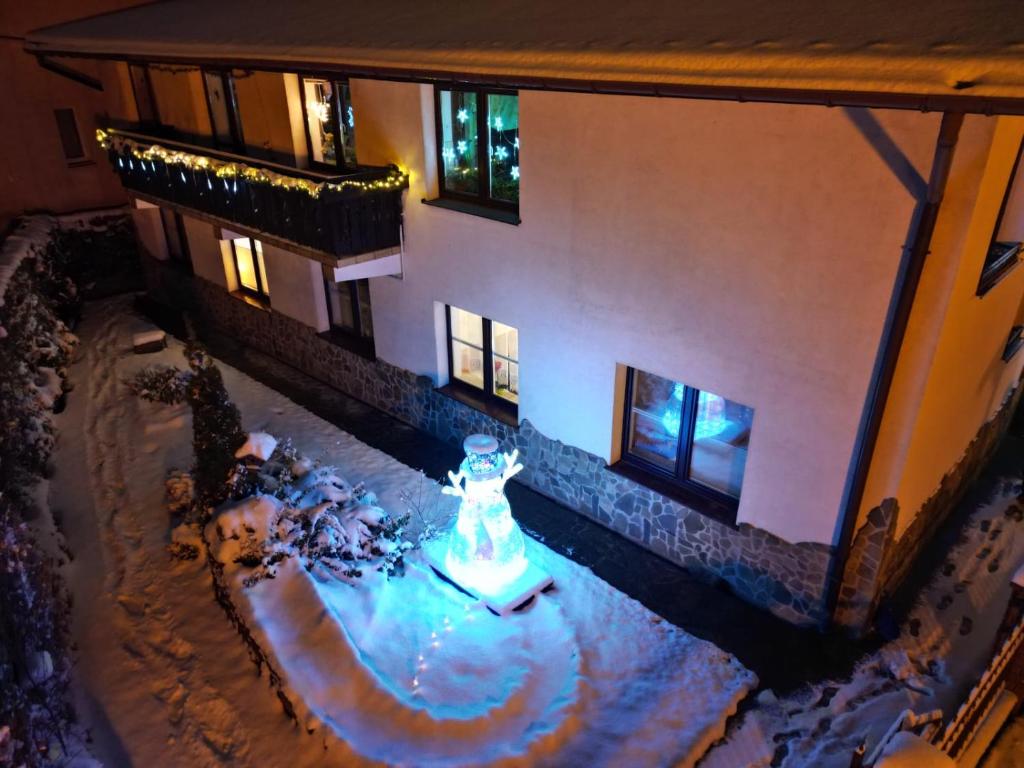 an aerial view of a building with a fountain at Kacperek w centrum Willowa 4A in Szczyrk