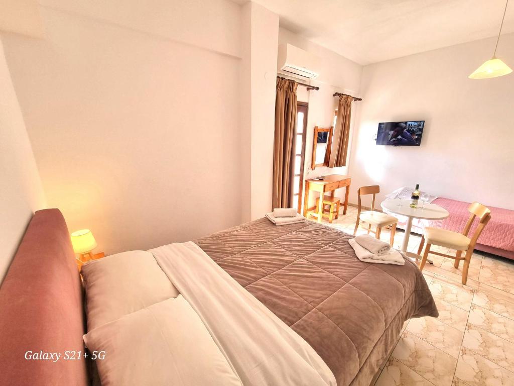 Postel nebo postele na pokoji v ubytování Arhodiko Hotel