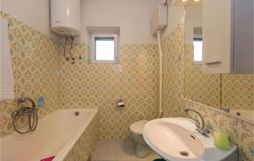 Kúpeľňa v ubytovaní Apartment Makarska With Sea View 5