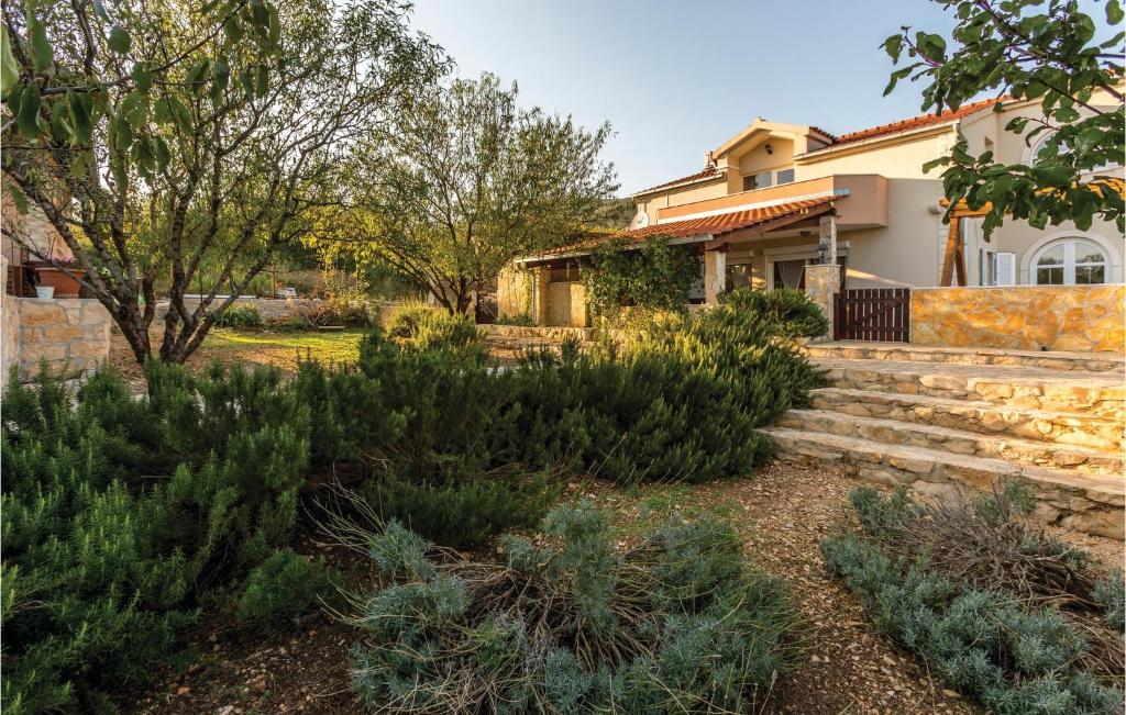 Vonkajšia záhrada v ubytovaní Four-Bedroom Holiday Home In Kastel Novi