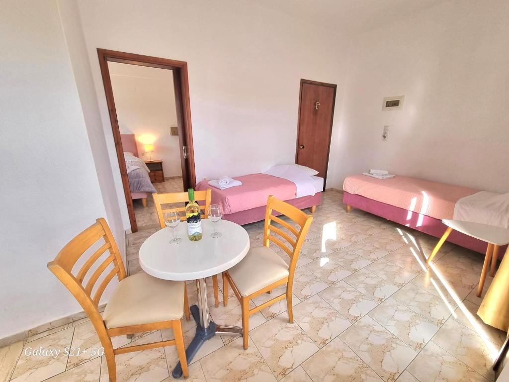 Postel nebo postele na pokoji v ubytování Arhodiko Hotel